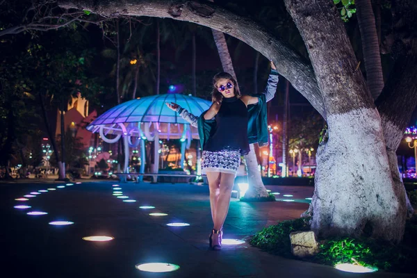 Belle fille sur un fond d'illumination nocturne en Asie — Photo