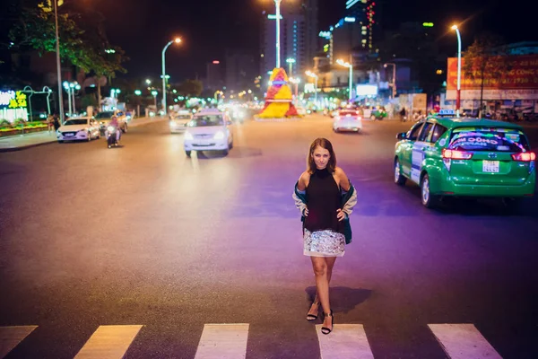 NHA TRANG, VIETNAM - FEVEREIRO 17,2018: linda garota na estrada noturna de fundo na Ásia — Fotografia de Stock