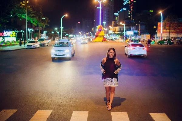 Nha Trang, Vietnam - februari 17,2018: vacker flicka på bakgrunden natt road i Asien — Stockfoto