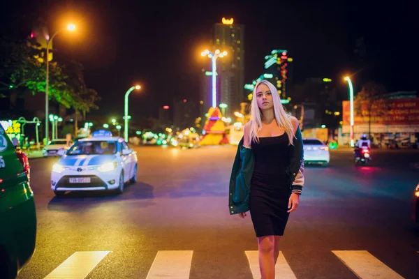 NHA TRANG, VIETNAM - 17 FÉVRIER 2018 : belle fille blonde sur fond nuit route en Asie — Photo