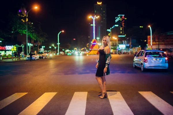 Nha Trang, Vietnam - februari 17,2018: mooi blond meisje op achtergrond nacht weg in Azië — Stockfoto