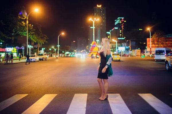 トラン, ベトナム - 2 月 17,2018: アジアの背景夜道で美しいブロンドの女の子 — ストック写真