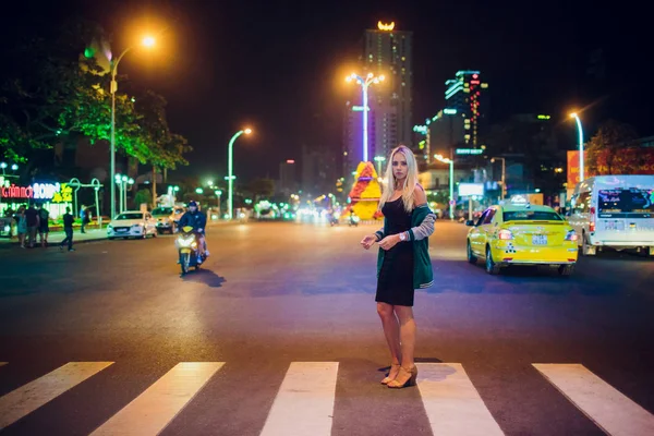 Nha Trang, Vietnam - februari 17,2018: mooi blond meisje op achtergrond nacht weg in Azië — Stockfoto