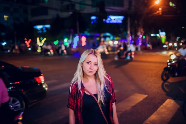 아시아에서 배경 밤도로에 아름 다운 금발 소녀 — 스톡 사진