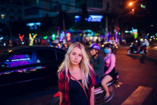 美丽的金发碧眼的女孩在亚洲的背景夜路 — 图库照片