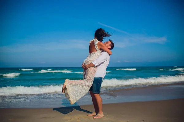 Echtpaar in witte kleren op achtergrond zee oceaan — Stockfoto