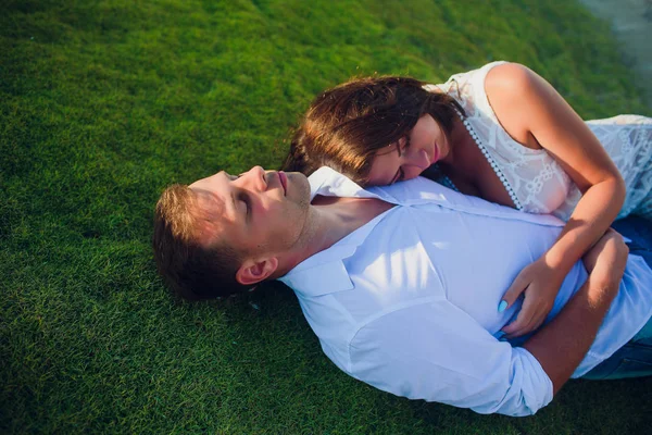 对夫妇躺在草地上 — 图库照片