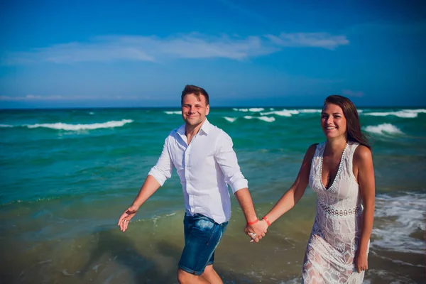 Casal em roupas brancas no fundo mar oceano — Fotografia de Stock