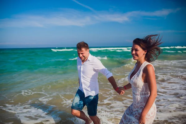 Casal em roupas brancas no fundo mar oceano — Fotografia de Stock