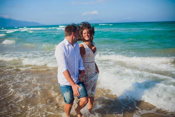 Casal em roupas brancas no fundo mar oceano — Fotografia de Stock