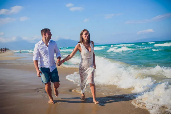 Casal em roupas brancas no fundo mar oceano — Fotografia de Stock