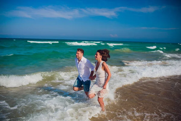 Casal em roupas brancas no fundo mar oceano — Fotografia de Stock