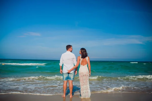 Casal em roupas brancas no fundo mar oceano — Fotografia de Stock