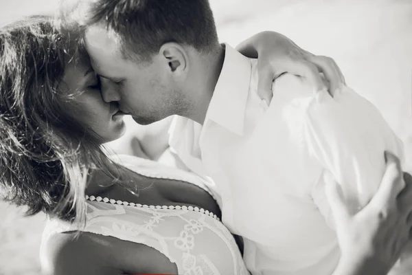 Felices vacaciones de luna de miel en Paradise. Pareja relajarse en la arena blanca de la playa. Feliz estilo de vida marino. Familia joven, hombre y mujer descansan en la playa del océano. Una pareja enamorada viaja a la isla. Viaje de amor —  Fotos de Stock