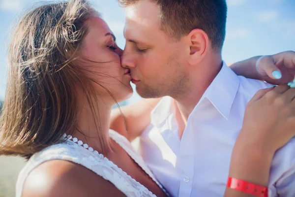 Felices vacaciones de luna de miel en Paradise. Pareja relajarse en la arena blanca de la playa. Feliz estilo de vida marino. Familia joven, hombre y mujer descansan en la playa del océano. Una pareja enamorada viaja a la isla. Viaje de amor —  Fotos de Stock