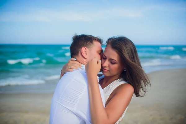 Glad smekmånad semester på Paradise. Par koppla av på den vita sanden på stranden. Glad havet livsstil. Ung familj, man och kvinna vila på stranden av oceanen. Par i kärlek resa till ön. Gillar resor — Stockfoto