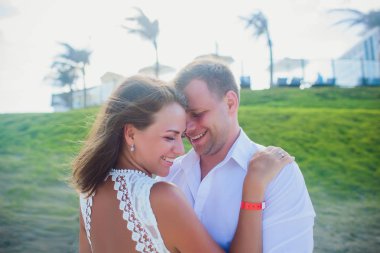 Mutlu balayı tatil cenneti. Çift plaj beyaz kum üzerinde rahatla. Mutlu deniz yaşam tarzı. Genç Aile, erkek ve kadın okyanus plaj üzerinde bekletin. Aşık çift adaya seyahat. Aşk seyahat