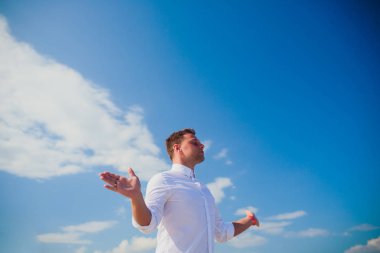 Yakışıklı adam beyaz kıyafetlerle deniz sahne poz