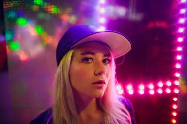 gece aydınlatma Asya'da bir arka plan üzerinde güzel kız