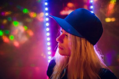 gece aydınlatma Asya'da bir arka plan üzerinde güzel kız