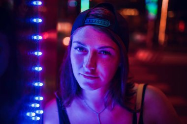 gece aydınlatma Asya'da bir arka plan üzerinde güzel kız