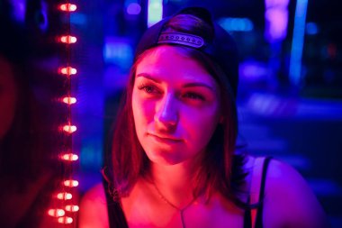 gece aydınlatma Asya'da bir arka plan üzerinde güzel kız