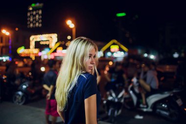 gece aydınlatma Asya'da bir arka plan üzerinde güzel kız