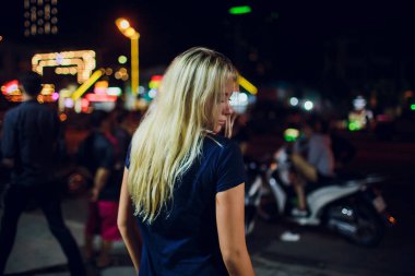 gece aydınlatma Asya'da bir arka plan üzerinde güzel kız