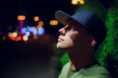 gece aydınlatma Asya'da bir arka plan üzerinde güzel adam