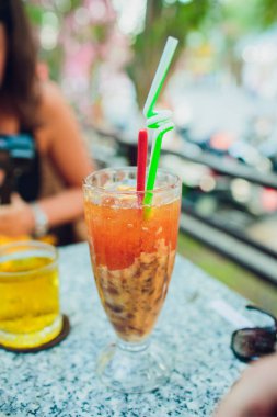 Gün batımında kokteyl içen kız.