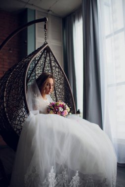 Çarpıcı Genç gelin buketi holding