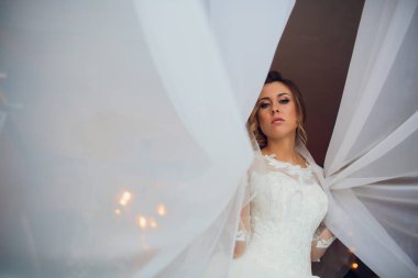 Gelinlik genç güzel esmer kadın.