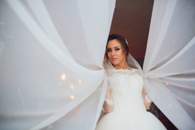 Gelinlik genç güzel esmer kadın.