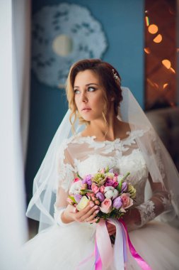 Çarpıcı Genç gelin buketi holding