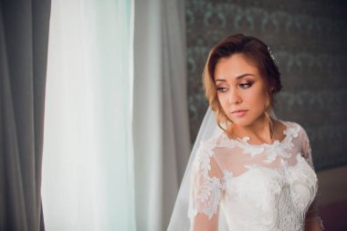 Gelinlik genç güzel kadın