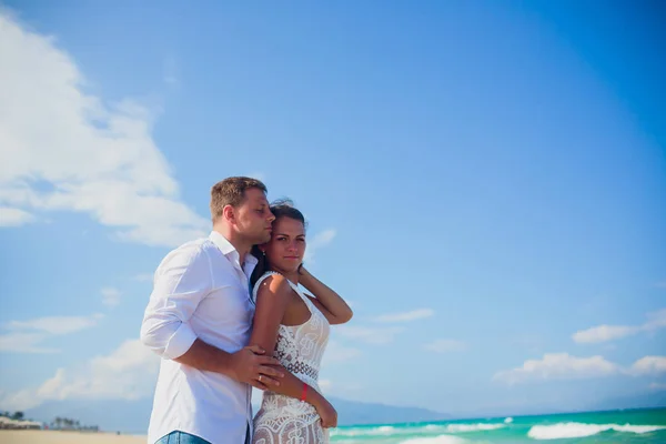 Verheugd wittebroodswekenvakantie in Paradise. Paar ontspannen op het witte zand van het strand. Gelukkig zee levensstijl. Jong gezin, man en vrouw rusten op het strand van de Oceaan. Verliefde paar reizen naar eiland. Hou van reizen — Stockfoto