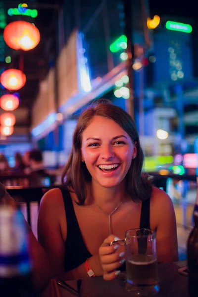 Ocio, comida, comida y bebidas, gente y concepto de vacaciones - amigos sonrientes cenando y bebiendo cerveza en el restaurante o pub — Foto de Stock