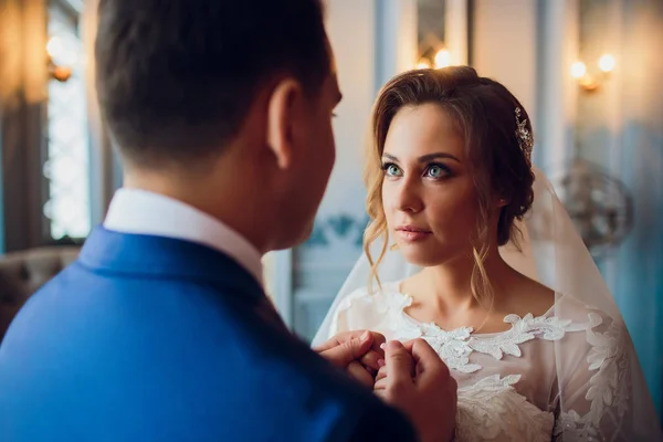 Mañana de bodas. Novia y novio. La novia está de pie junto a la ventana. Amor, primer plano —  Fotos de Stock