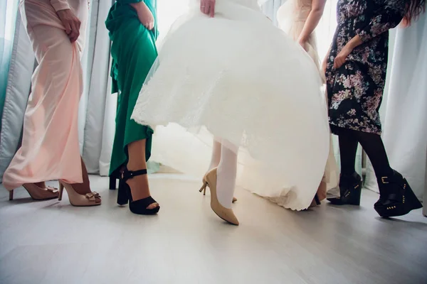 Bride with girlfriends, close to his feet — Stock Photo, Image