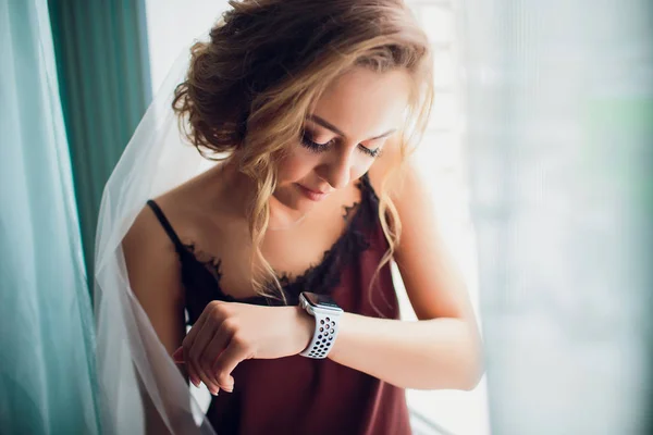 Gros plan des mains femme à l'aide d'une smartwatch — Photo