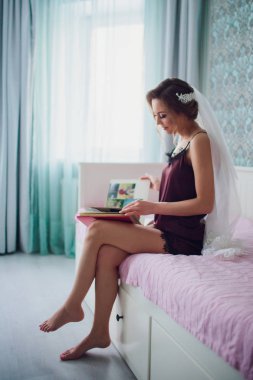 kız çocuk fotoğraf albümü karanlık bir odada izlerken bir düğün peçe