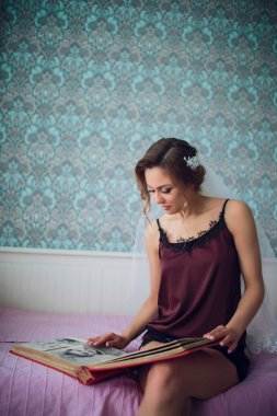 kız çocuk fotoğraf albümü karanlık bir odada izlerken bir düğün peçe