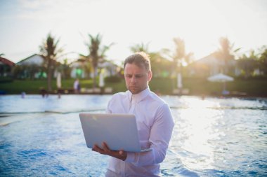 Tatil Yüzme Havuzu yanında çalışan genç serbest meslek