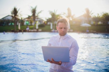 Tatil Yüzme Havuzu yanında çalışan genç serbest meslek