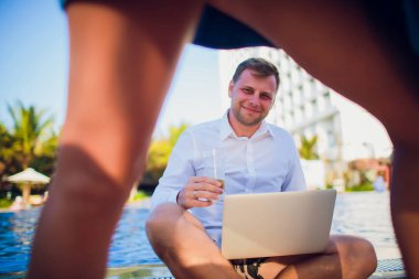 kadın bir havuzu arka planda bir freelancer adamın işten rahatsız edici