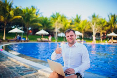 Yüzme havuzundan laptop çalışma