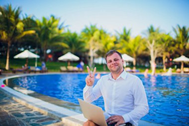 Yüzme havuzundan laptop çalışma