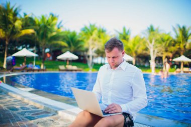 Yüzme havuzundan laptop çalışma