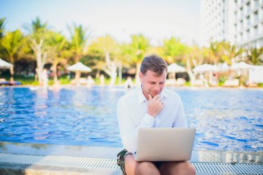 Yüzme havuzundan laptop çalışma