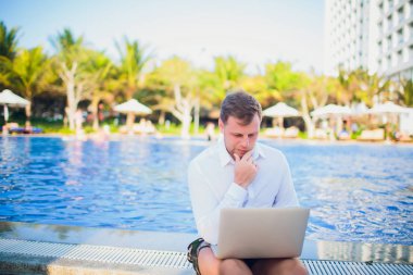 Yüzme havuzundan laptop çalışma